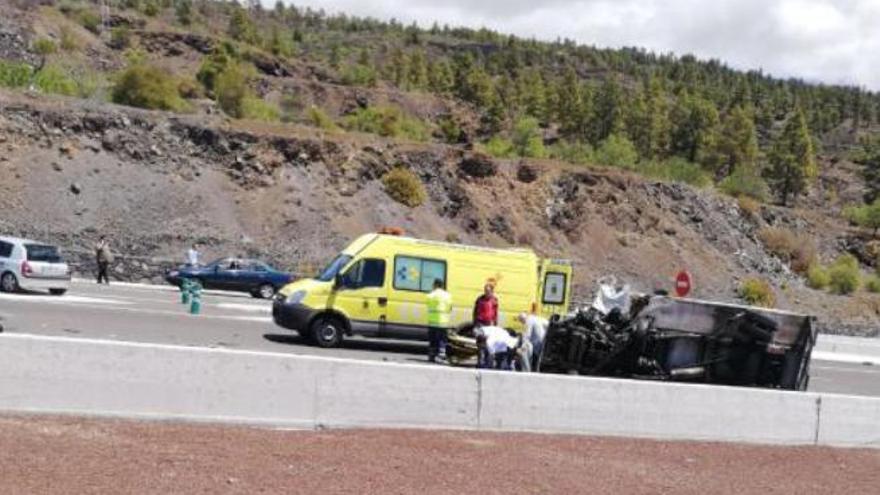 Una ambulancia y sanitarios en el lugar del accidente.