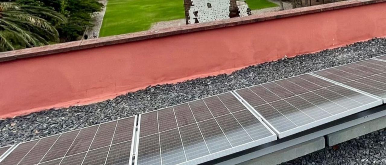 Imagen de una instalación fotovoltaica en los alrededores de la Torre del Conde de la capital colombina.