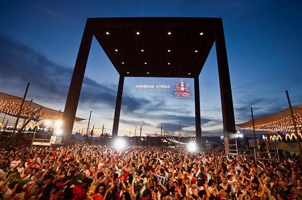 Un total de 680 parelles baten el rècord Guinness al ballar sevillanes al recinte firal de l’Arenal, durant la fira de Nuestra Señora de la Salud de Còrdova.