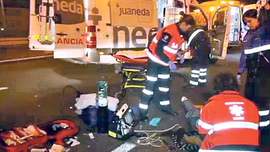 Efectivos sanitarios atienden al peatón atropellado ayer en Palma.