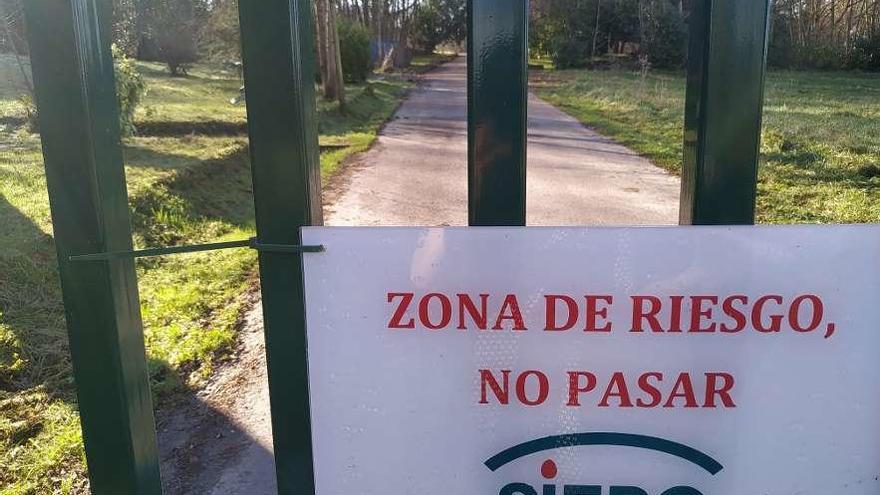 Un cartel de aviso de peligro en uno de los accesos a La Cebera.