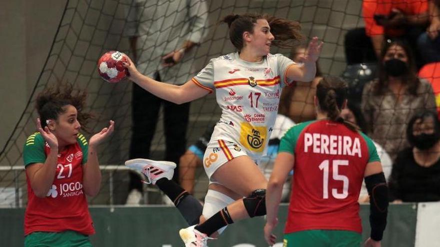La selección de balonmano femenino se impone por la mínima a Portugal