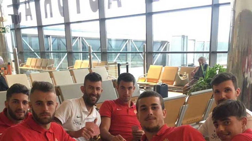 Jugadores del Sporting B, durante su espera en el aeropuerto.