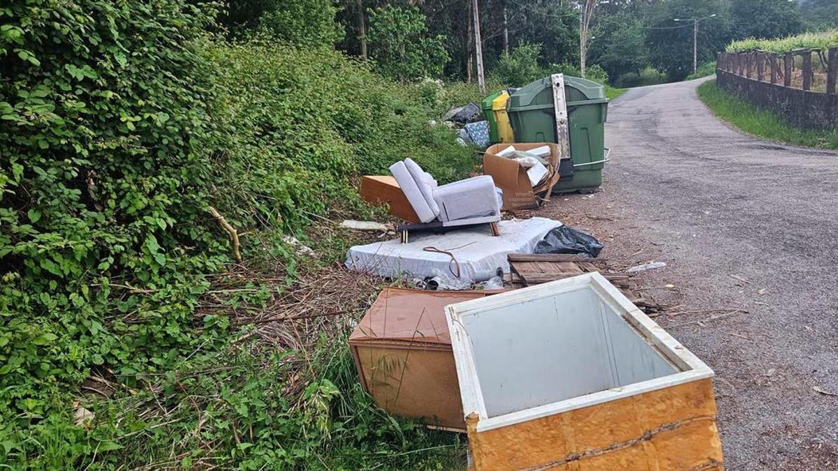 Basura y otros residuos se agolpan en un nuevo vertedero ilegal en Vigo