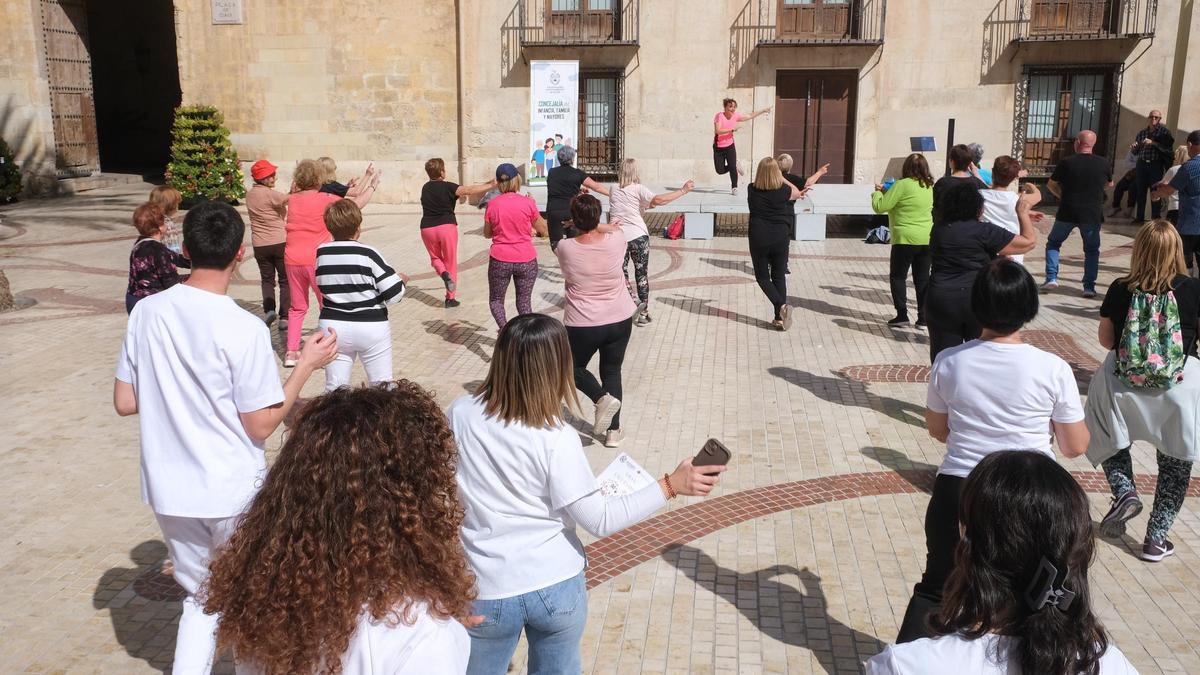 La jornada de salud para los mayores de Elche se celebra este viernes en la plaça de Baix