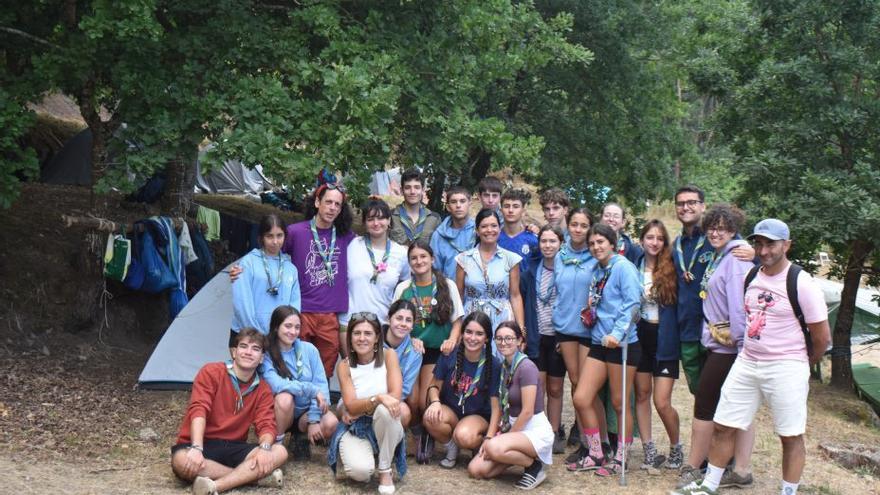 Scouts sevillanos viven o verán na Aldea Alfacuca de Mos