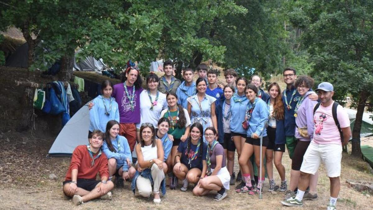 Scouts sevillanos, xunto a Nidia Arévalo e Laura Méndez.