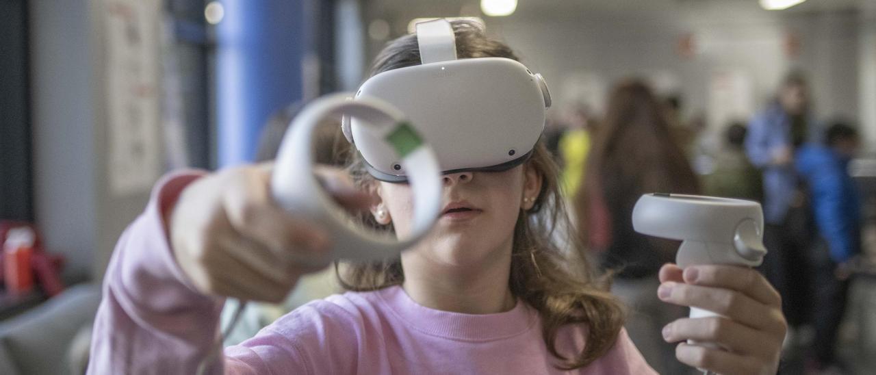 Una alumna experimenta con unas gafas de simulación.