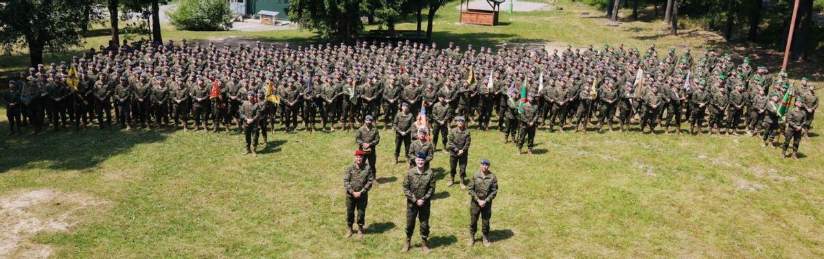 Felipe VI, con las tropas que manda Pardo de Santayana en Eslovaquia. | EFE