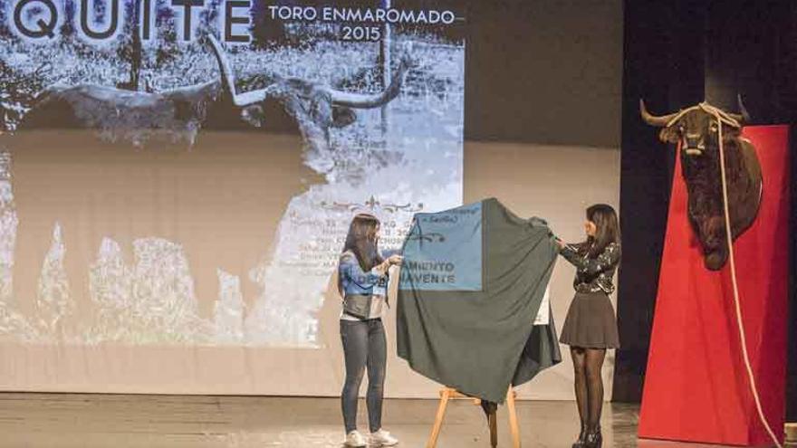 Dos de las representantes de la belleza local en el momento de descubrir el cartel del Toro.