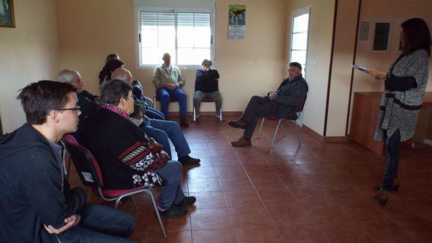 Cuiña y González Costa se reunieron con los vecinos para explicarles la intervención.