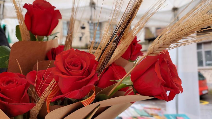 Un ram de roses en una parada pel dia de Sant Jordi
