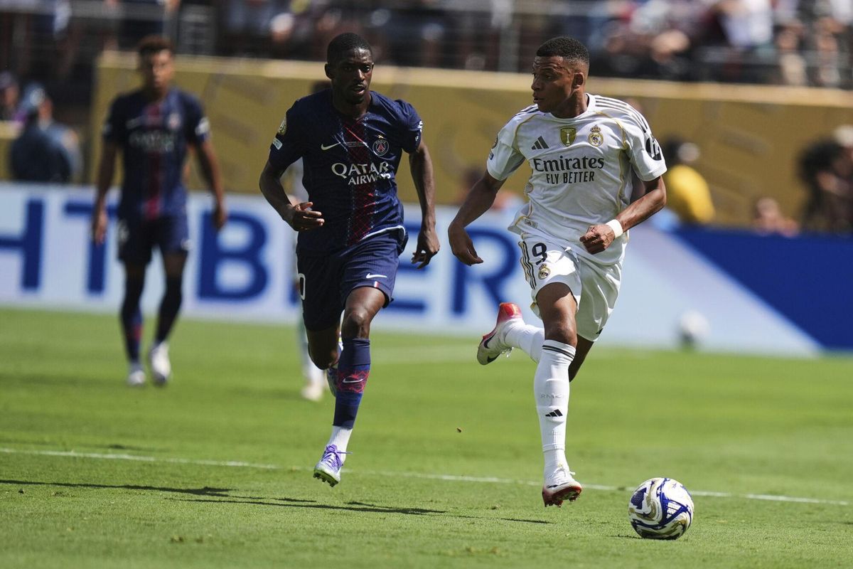 Real Madrids Kylian Mbappe (9) dribbles ahead of Paris Saint-Germains Ousmane Dembele (10) during the Club World Cup semifinal soccer match between PSG and Real Madrid in East Rutherford, N.J., Wednesday, July 9, 2025. (AP Photo/Seth Wenig) Associated Press / LaPresse Only italy and spain. EDITORIAL USE ONLY/ONLY ITALY AND SPAIN