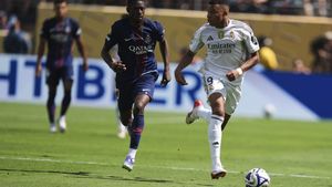 Real Madrids Kylian Mbappe (9) dribbles ahead of Paris Saint-Germains Ousmane Dembele (10) during the Club World Cup semifinal soccer match between PSG and Real Madrid in East Rutherford, N.J., Wednesday, July 9, 2025. (AP Photo/Seth Wenig) Associated Press / LaPresse Only italy and spain. EDITORIAL USE ONLY/ONLY ITALY AND SPAIN