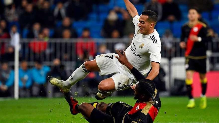 Lucas Vázquez se cae ante le entrada del rayista Abdoulaye.