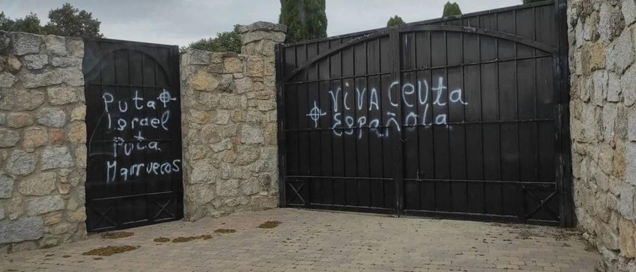 Pintadas realizadas en el cementerio judío de Hoyo de Manzanares (Madrid) el pasado sábado.