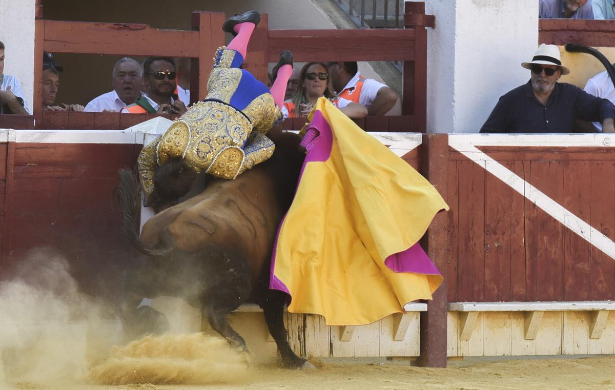 toto arrolla a El Cordobés en la plaza de toros de Huesca.