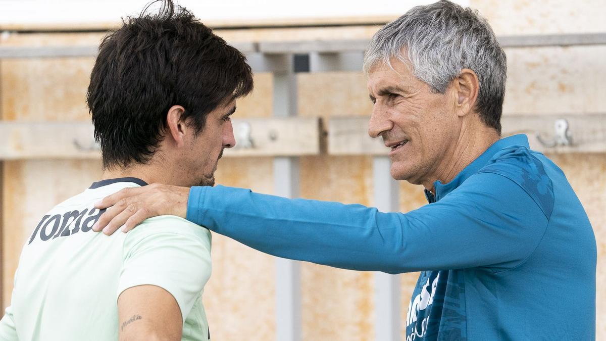 Gerard Moreno dialoga con Quique Setién durante una de las sesiones de entrenamiento del Villarreal.