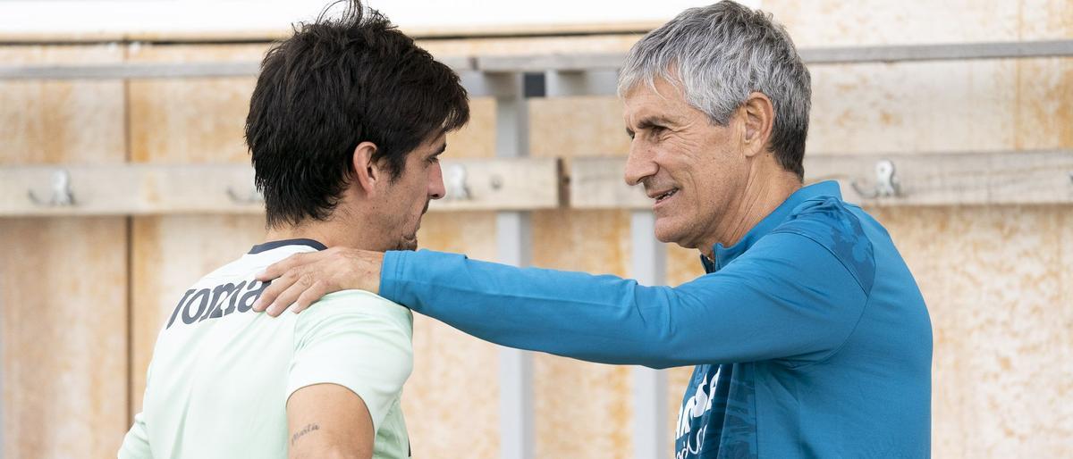 Gerard Moreno dialoga con Quique Setién durante una de las sesiones de entrenamiento del Villarreal.