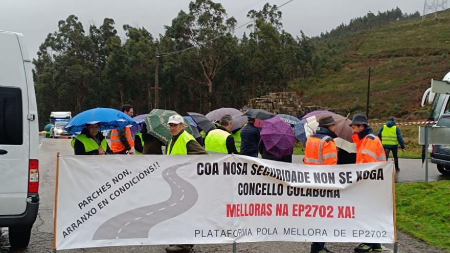 Protesta vecinal por el arreglo de la carretera Os Valos-Amoedo.  | // J.G.