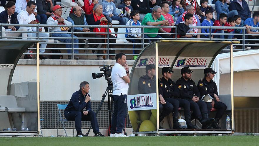 José María Salmerón, en abril de 2015, como técnico del UCAM en el duelo regional ante el Real Murcia.