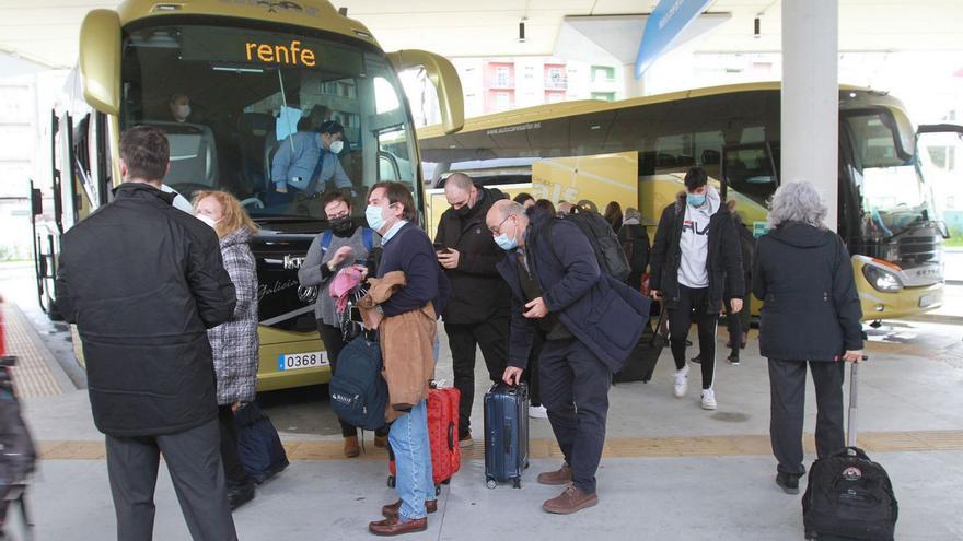 Usuarios subiéndose al bus, en la estación ourensana, con destino Monforte y después Lugo. |   // I. OSORIO