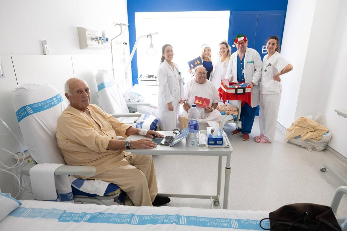 Imágenes de la entrega de felicitaciones navideñas a enfermos en el hospital Can Misses