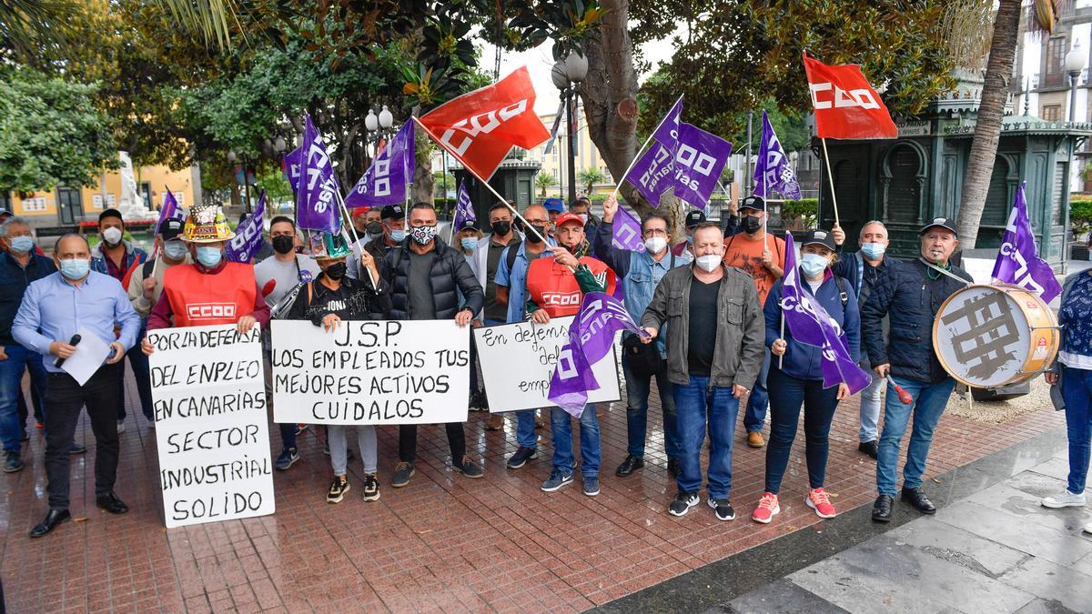 Una treintena de trabajadores protagonizó una protesta a las puertas del  despacho en el que se celebró la reunión este viernes.