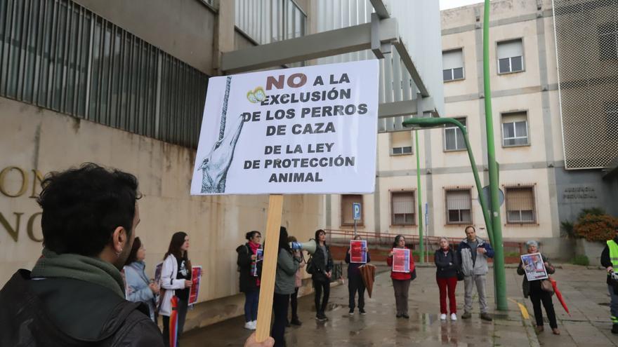 Pacma protesta en Córdoba por la exclusión de los perros de caza de la Ley de Protección Animal