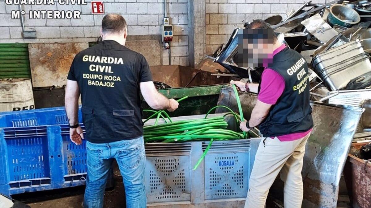 Agentes de la Guardia Civil de Badajoz con el cable robado en la plataforma logística.