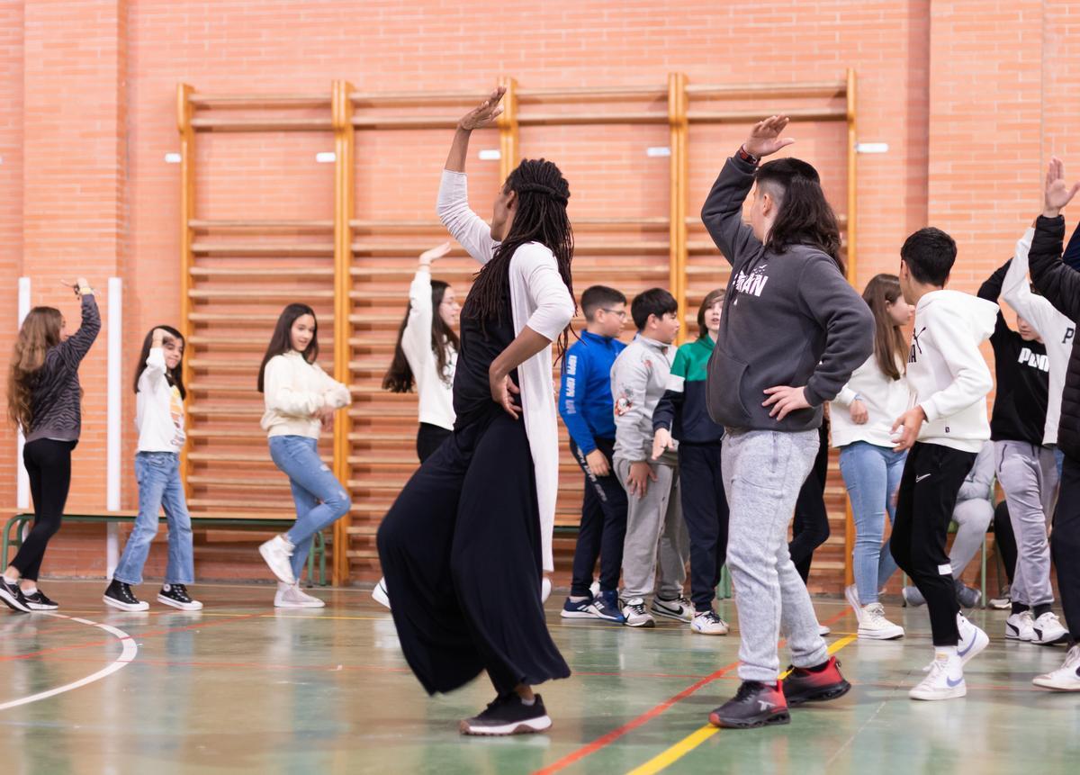 La bailaora y coreógrafa Yinka Esi Graves, durante el trabajo desarrollado de flamenco en el aula de la Red Planea con el alumnado del IES Blas Infante (El Viso del Alcor, Sevilla).