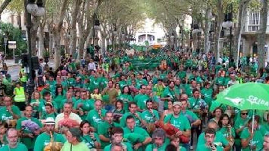 Una marea verda es manifesta contra el decret del trilingüisme