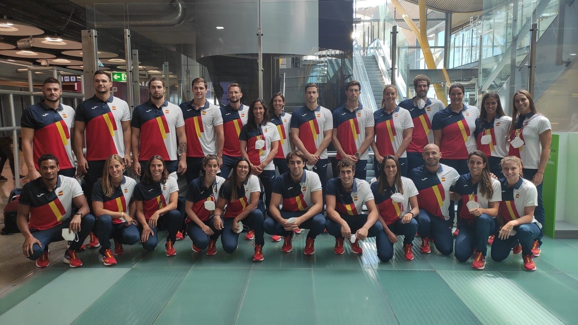 Las selecciones españolas de waterpolo, antes de poner rumbo a Tokio.