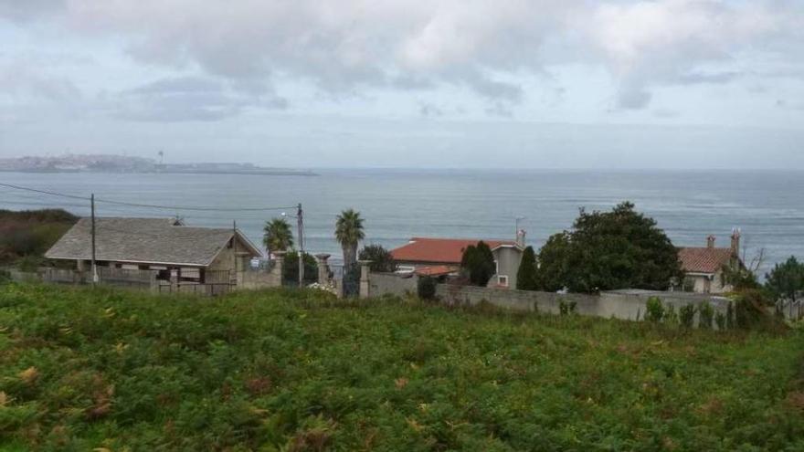 Tres de las cuatro casas en zona verde construidas hace más de treinta años en Bastiagueiriño.