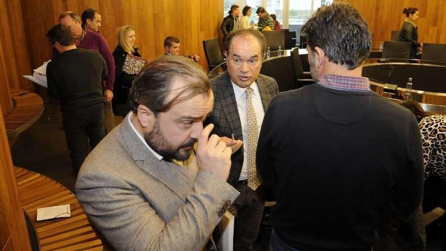 Cuíña, Crespo y Casares hablan al término de un pleno. // Bernabé/Javier Lalín