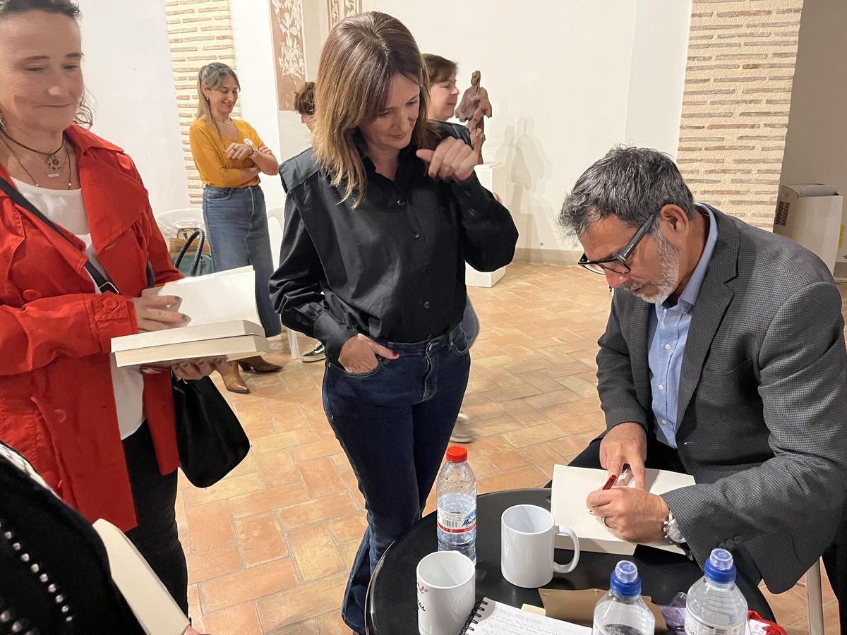 En acabar el club de lectura, l'autor va signar exemplars de 'Nadie en esta tierra'.