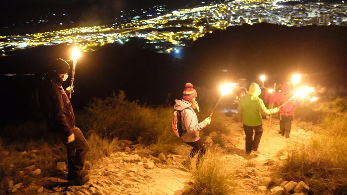 El descenso del monte Bolón con las luces de Elda y Petrer al fondo.