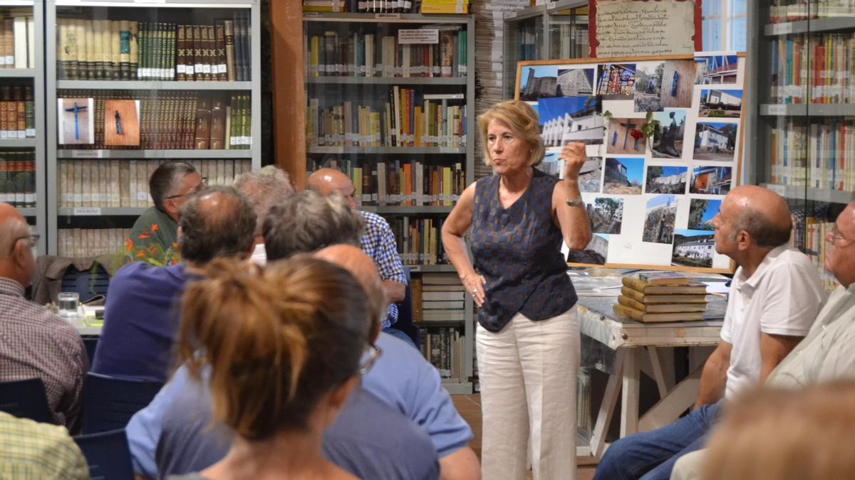 María Jesús Otero, en una charla sobre Ribadelago.