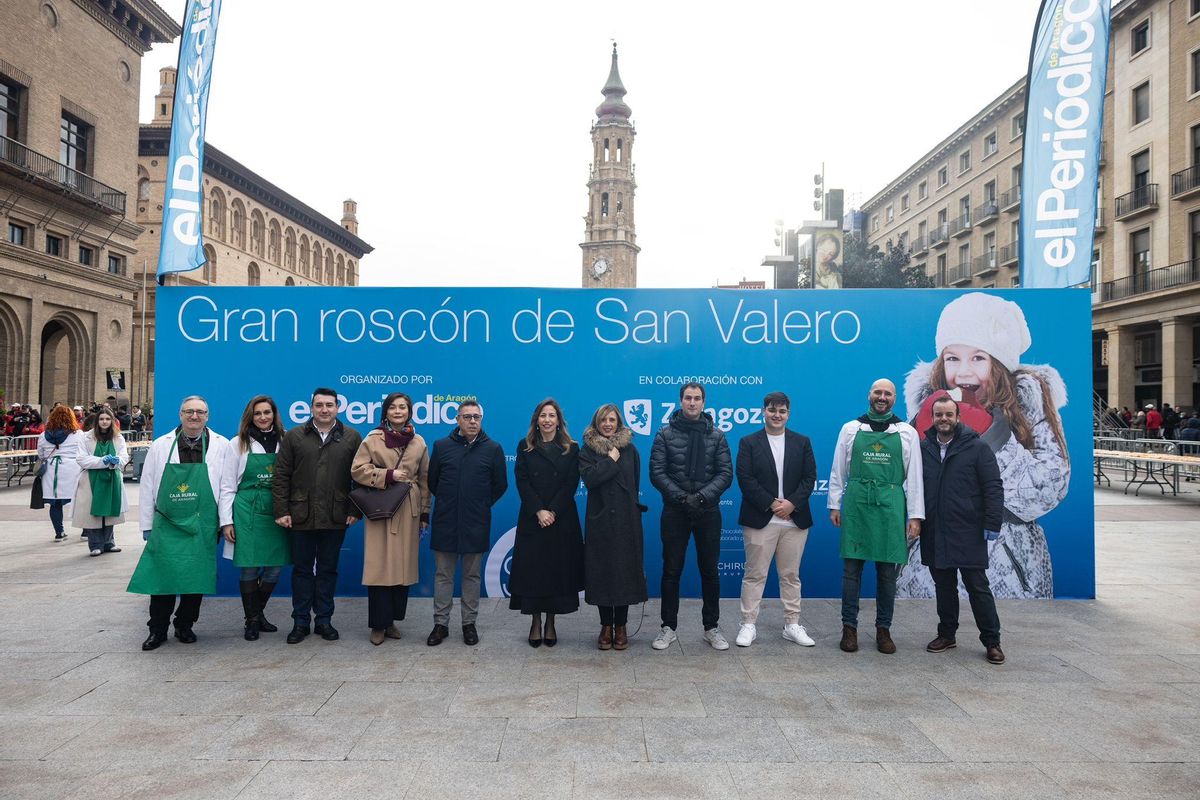 En imágenes | EL PERIÓDICO DE ARAGÓN reparte 20.000 raciones de roscón en la plaza del Pilar por San Valero