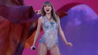Concierto de Taylor Swift en Madrid, hoy en directo | Se abren las puertas del Bernabéu, reacciones y última hora de las calles cortadas