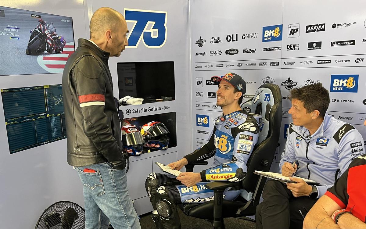 Claudio Domenicali, CEO de Ducati, le desea la mejor de las suertes, ayer, a Àlex Márquez.