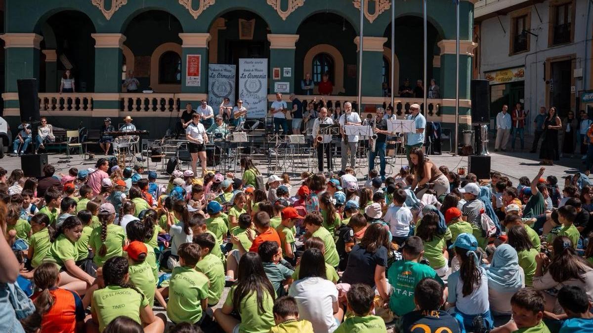 Concierto de la banda de música "La Armonía" en la plaza del Ayuntamiento.