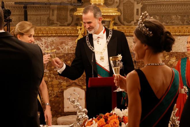 Cena de gala en el Palacio Real en honor al presidente de la República de Italia.
