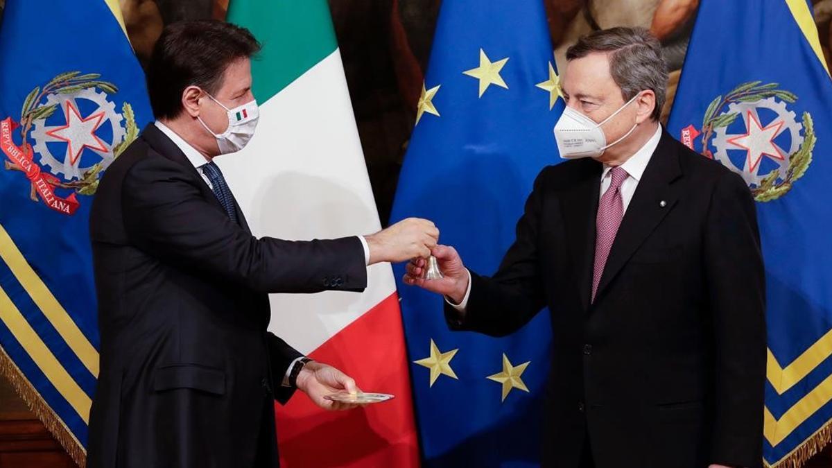 Italian outgoing Prime Minister Giuseppe Conte (L) hands over the cabinet minister bell to new Prime Minister Mario Draghi  during a handover ceremony at Palazzo Chigi in Rome on February 13  2021  - Former European Central Bank chief Mario Draghi was formally appointed Italy s new prime minister on February 12  charged with guiding his country through the devastation wrought by the coronavirus pandemic  (Photo by Andrew Medichini   POOL   AFP)