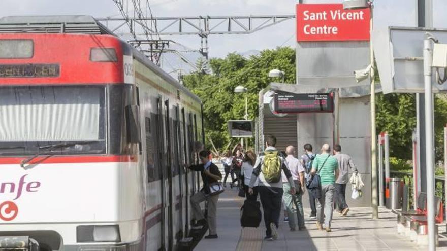 El tren de cercanías entre Alicante y Villena comenzó a funcionar en la jornada de ayer.