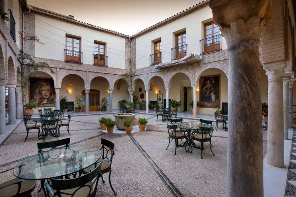 Patio cubierto con restaurante en el Hospes Palacio del Bailío