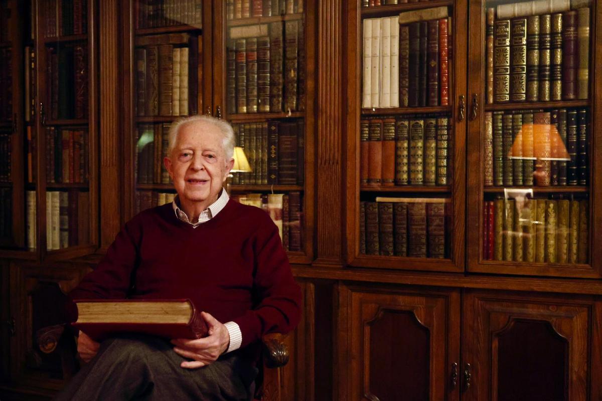 José Luís Freire, con su biblioteca privada que ha ido confeccionando a lo largo de los años.