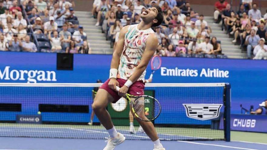 Carlos Alcaraz celebra con la lengua fuera uno de los puntos que ganó en el duelo ante Matteo Arnaldi. | JUSTIN LANE/EFE/EPA