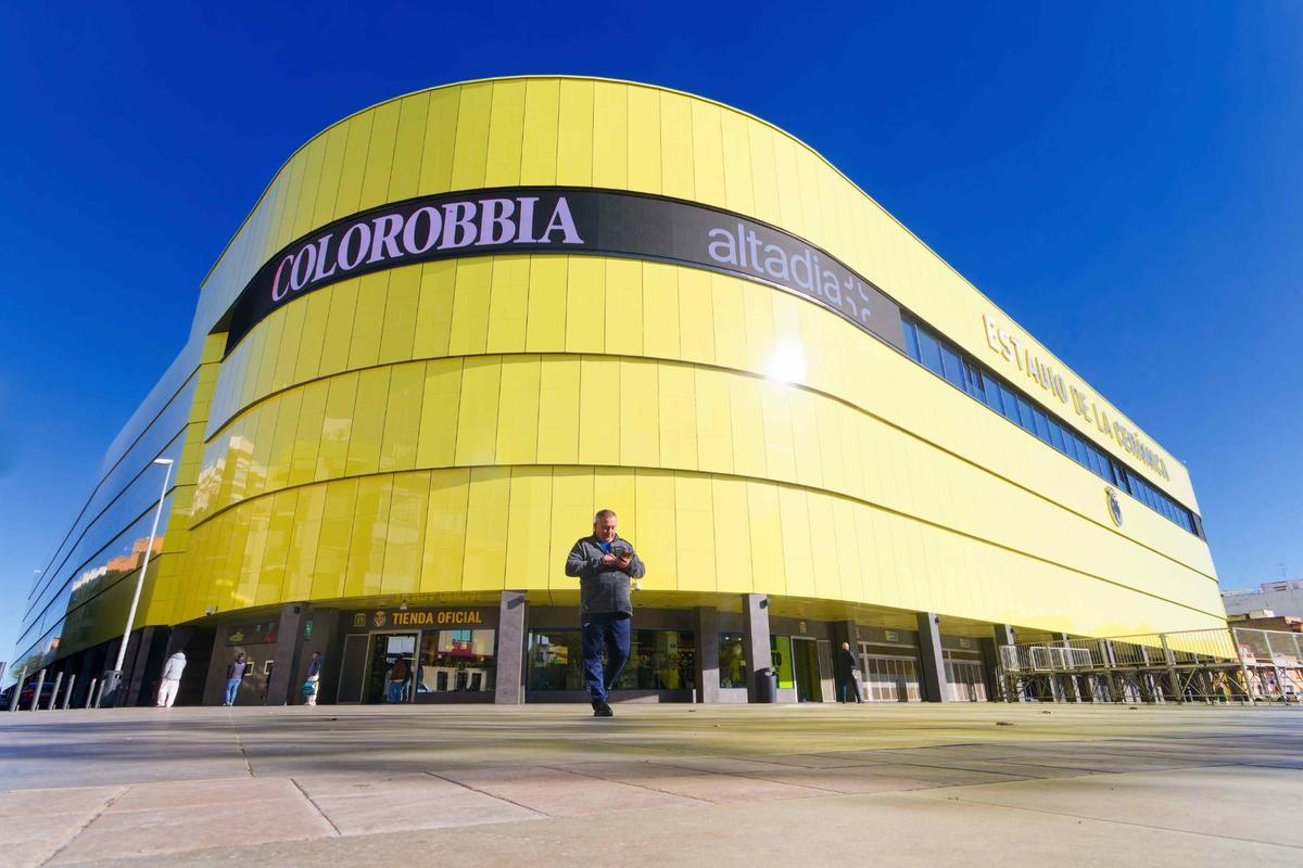 Una persona pasea por las inmediaciones del Estadio de la Cerámica.