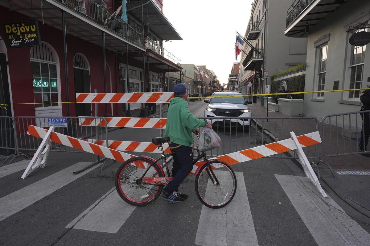 A cyclist passes a police barricade near the scene after a vehicle drove into a crowd on New Orleans Canal and Bourbon Street, Wednesday Jan. 1, 2025. (AP Photo/Gerald Herbert). EDITORIAL USE ONLY / ONLY ITALY AND SPAIN A cyclist passes a police barricade near the scene after a vehicle drove into a crowd on New Orleans Canal and Bourbon Street, Wednesday Jan. 1, 2025. (AP Photo/Gerald Herbert). EDITORIAL USE ONLY / ONLY ITALY AND SPAIN